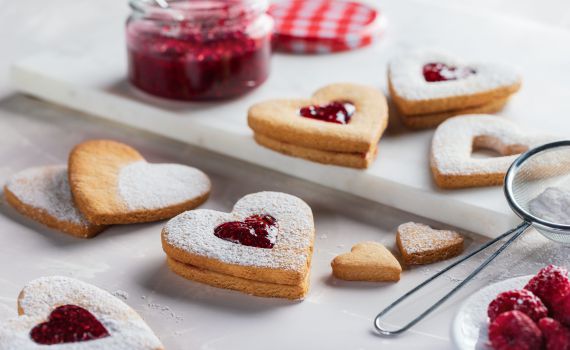 אופים אהבה: מתכון פשוט לעוגיות ריבה מתוקות