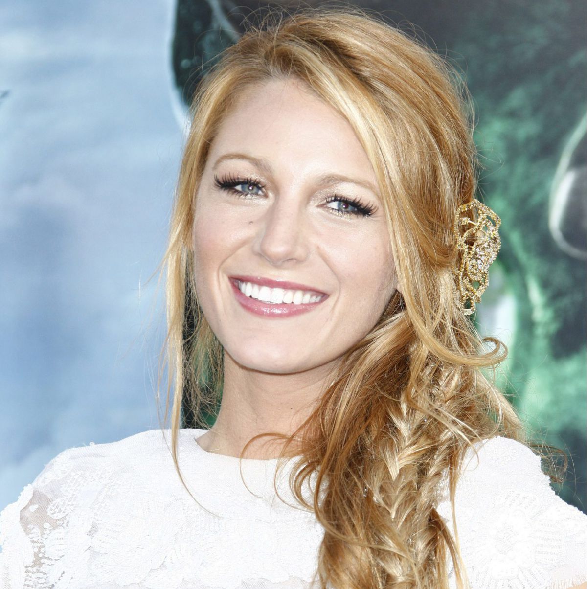 אחרי לידה: בלייק לייבלי יוצאת נגד מעצבי האופנה