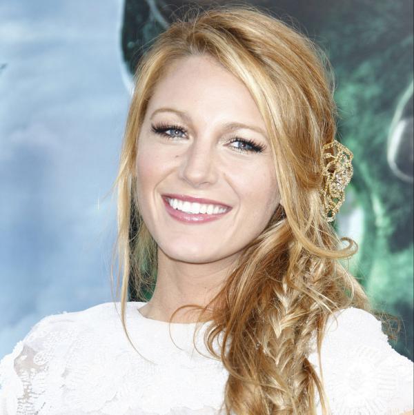 אחרי לידה: בלייק לייבלי יוצאת נגד מעצבי האופנה