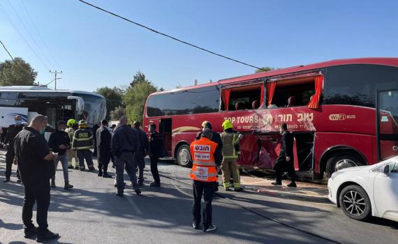 10 נפגעים בתאונת דרכים בין שני אוטובוסים בערד