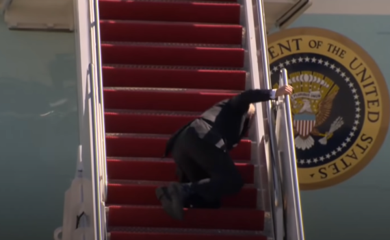 אופס: ביידן נפל בעלייה למטוס הנשיאותי • צפו