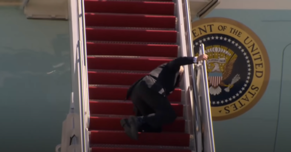 אופס: ביידן נפל בעלייה למטוס הנשיאותי • צפו