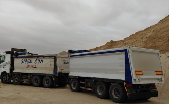 צפו: מרדף אחרי משאיות שגנבו חול במיליונים