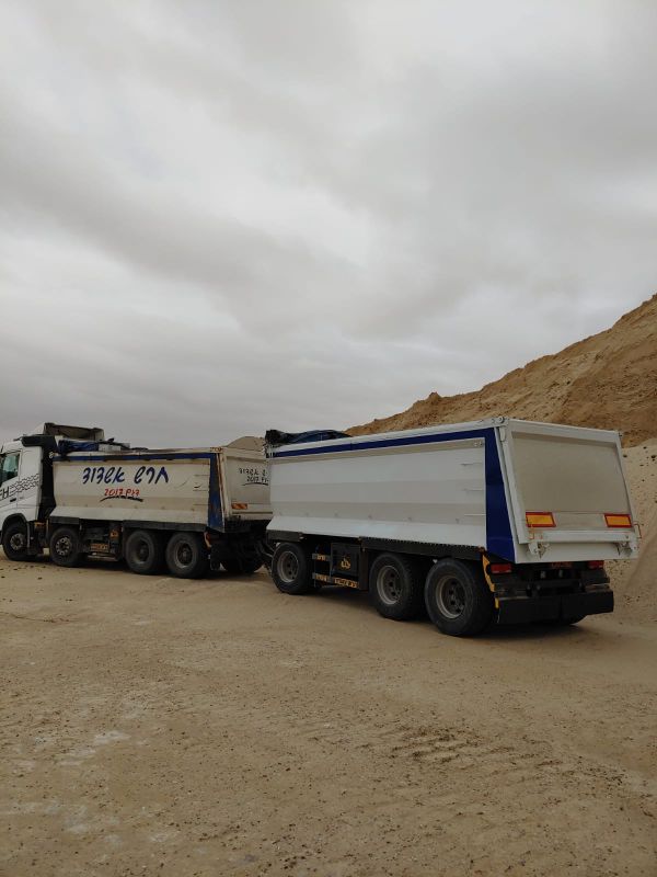 צפו: מרדף אחרי משאיות שגנבו חול במיליונים