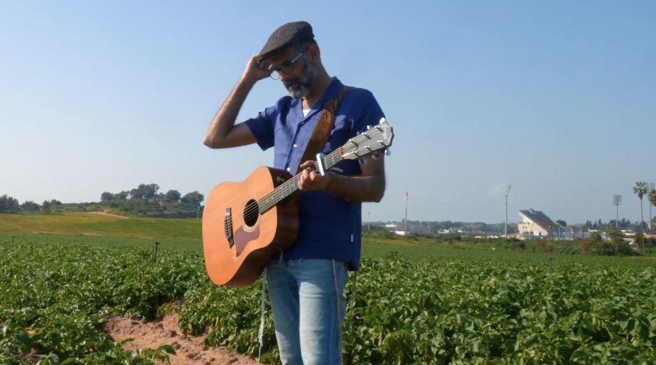 "עם גיטרה סדוקה ולב שבור": יוני גנוט בקליפ חדש