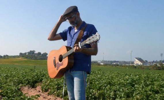 "עם גיטרה סדוקה ולב שבור": יוני גנוט בקליפ חדש