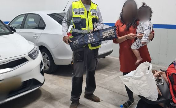 ראש העין: פעוט בן שנתיים ננעל ברכב וחולץ בשלום