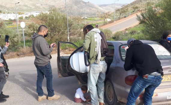 צפו: שוטרים מחרימים רכב למשפחה עם תינוקת