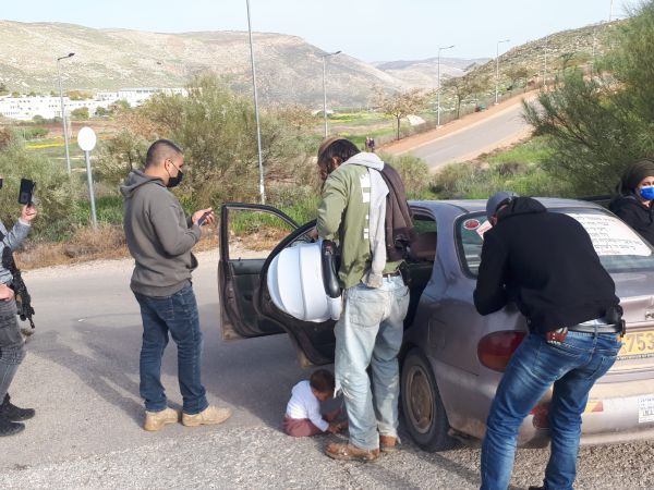 צפו: שוטרים מחרימים רכב למשפחה עם תינוקת