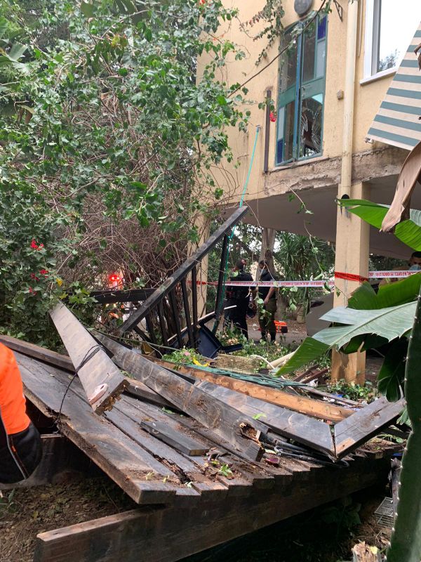 4 פצועים בינוני בקריסת מרפסת בהרצליה