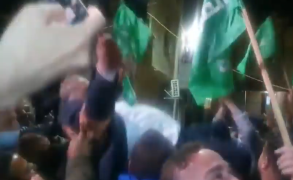 בדרך לכנסת: צפו בחגיגות בביתו של מנסור עבאס