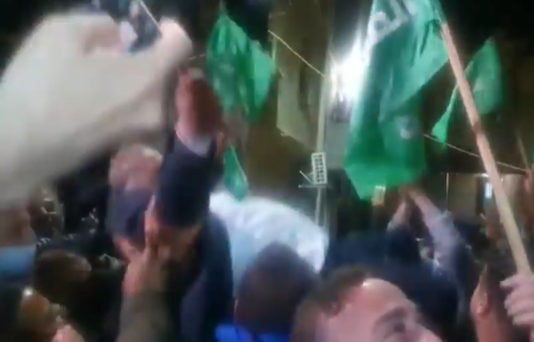 בדרך לכנסת: צפו בחגיגות בביתו של מנסור עבאס