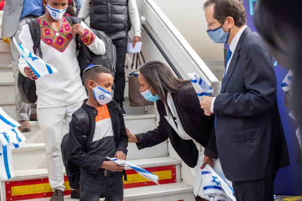 אחרי הסערה: הבוקר נחתו 300 עולים נוספים מאתיופיה