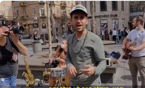 צפו: למה עקיבא נוביק התחיל לשיר ראפ ברחוב?