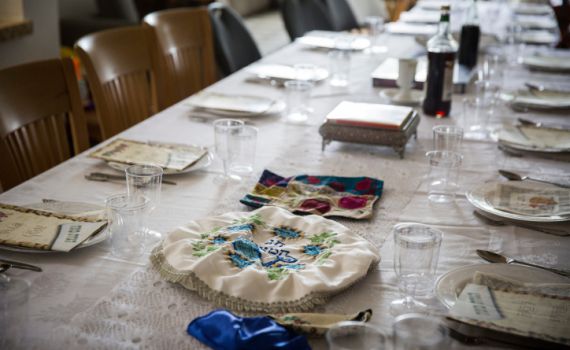 צפו: הלכות ליל הסדר שחל במוצאי שבת