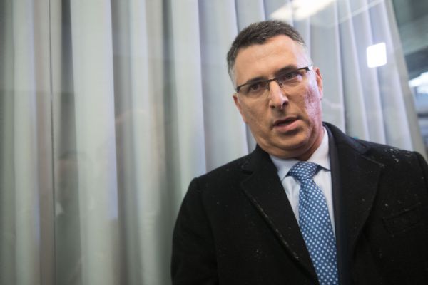 סקר מנדטים: נתניהו מזנק, סער ממשיך להתרסק