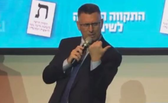 צפו: גדעון סער עולב בעיתונאי 'ישראל היום'