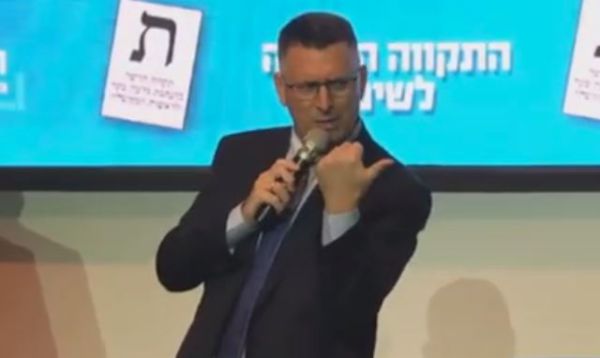 צפו: גדעון סער עולב בעיתונאי 'ישראל היום'