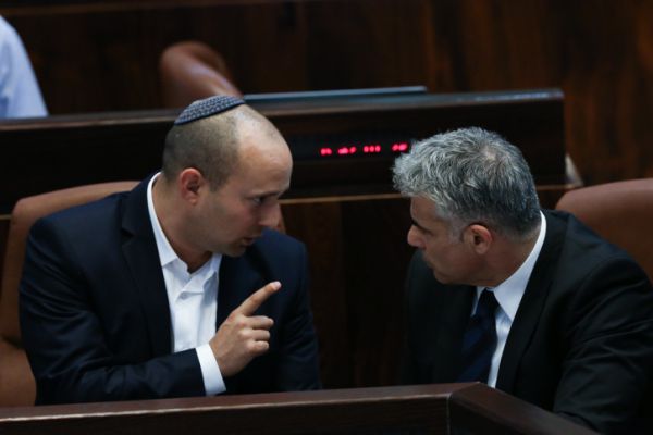 עמית סגל על לפיד ובנט: "משחקים בנדמה לי"