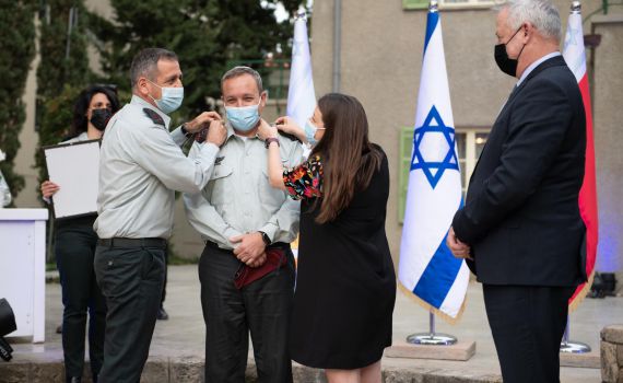 כבוד למגזר: האלוף הסרוג קיבל דרגות