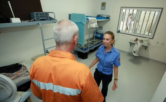 הפרקליטות לסוהרת: אל תעידי נגד המחבל