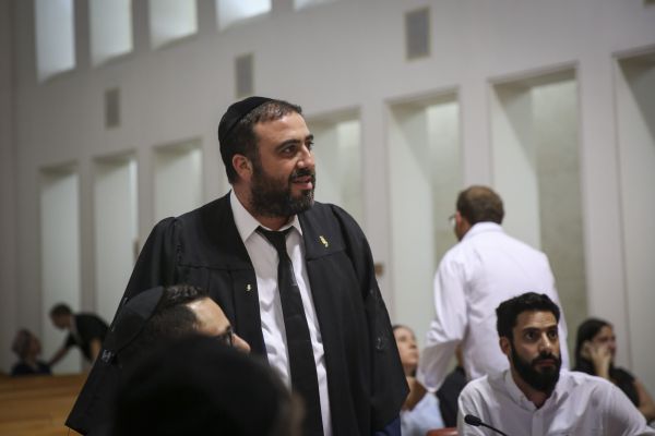 הח"כ החרדי תוקף: עושים עוול למנדלבליט | צפו: