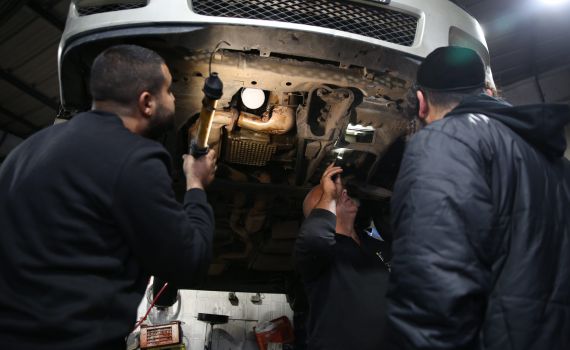 אישום: כך תושב חורה הביא לקוחות למוסך של אחיו