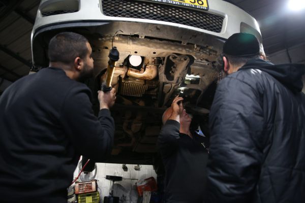 אישום: כך תושב חורה הביא לקוחות למוסך של אחיו