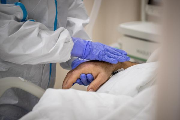 מזעזע: מטפלת עשקה 300,000 ש"ח מחולה סופני שטיפלה בו