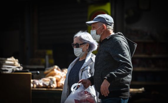 משרד הבריאות: "מחוסנים עדיין צריכים לעטות מסכה"