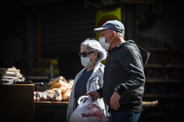 משרד הבריאות: "מחוסנים עדיין צריכים לעטות מסכה"