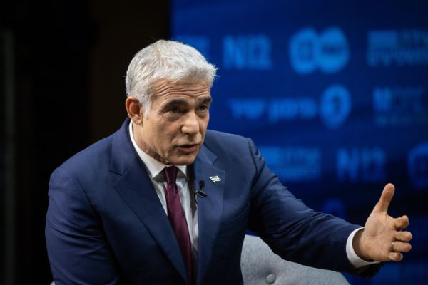 'דחוף תעודת בגרות': סערה בעקבות פוסט של יאיר לפיד