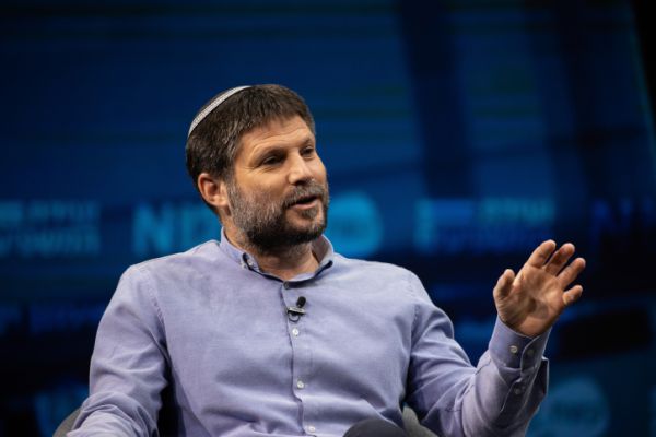 סמוטריץ' מגיב: "לפיד קרע את המסכה מעל הבלוף"