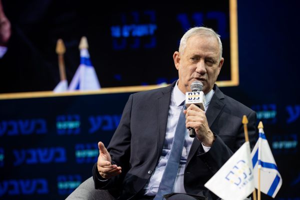 גנץ חתם על החרמת ציוד לבתי הדפוס של חמאס