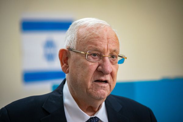 מתקפה על הנשיא: "אסור לו להיות שחקן פוליטי"