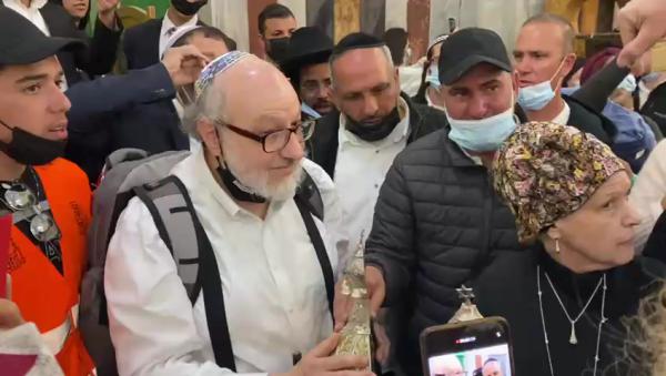 פולארד מברך שהחיינו במערת המכפלה | צפו