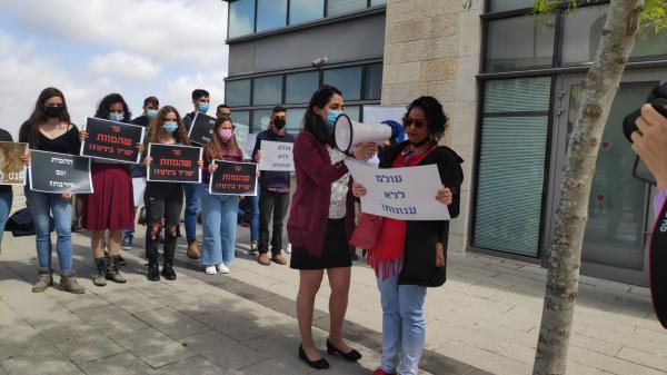 מחאה ברבנות: "סרבנות גט – אלימות בחסות המדינה"