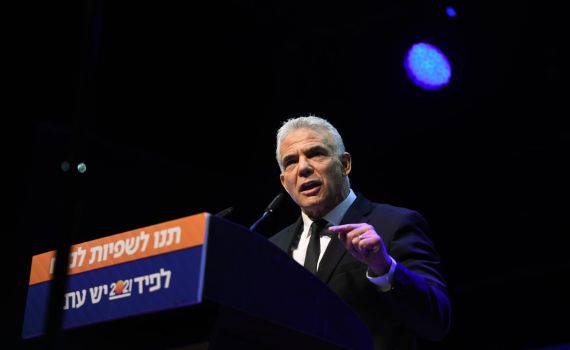 לפיד: "ממשלה של חסידי הרוצח ברוך גולדשטיין"