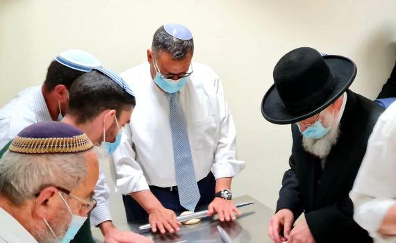 לקראת פסח: ראש עיריית י-ם אופה מצות במרכז הרב