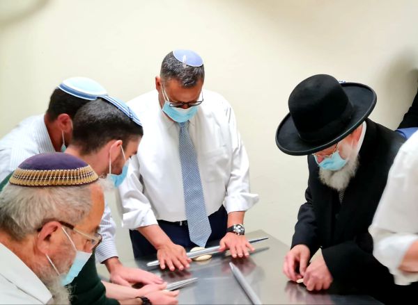 לקראת פסח: ראש עיריית י-ם אופה מצות במרכז הרב