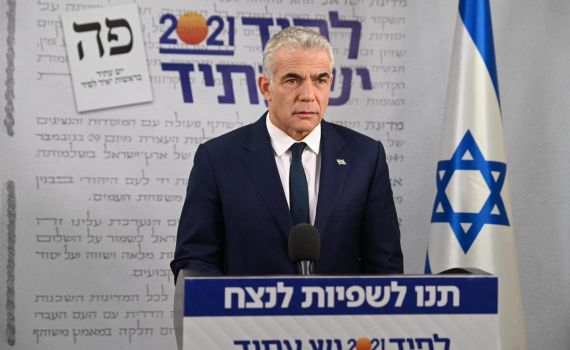 לפיד מגיב: "ביבי פוחד מעימות, ההצעה עומדת"