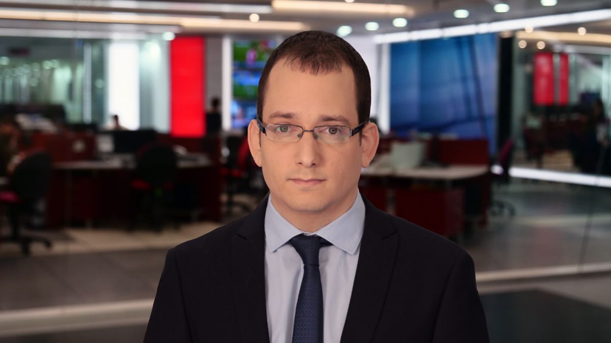 מזל טוב: כתב חדשות 12 חובק תאומים