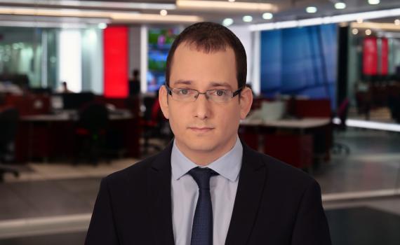 מזל טוב: כתב חדשות 12 חובק תאומים