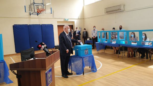 ריבלין הצביע בבחירות לכנסת: "מודאג מאד"