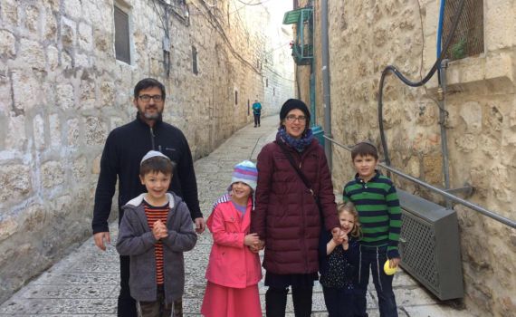 העולים החדשים נערכים לסדר הראשון בירושלים