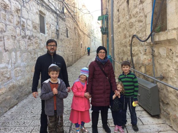 העולים החדשים נערכים לסדר הראשון בירושלים