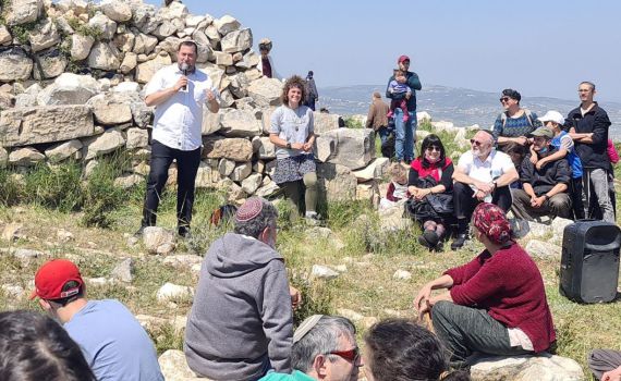 לאחר ההרס והשיקום: עשרות אלפים בהר עיבל