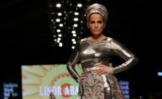 לינור אברג'יל נזכרת בסערת כיסוי הראש מטקס המשואות