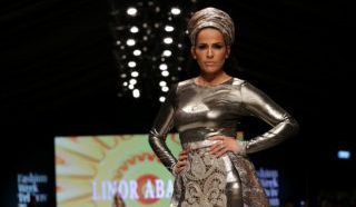 לינור אברג'יל נזכרת בסערת כיסוי הראש מטקס המשואות