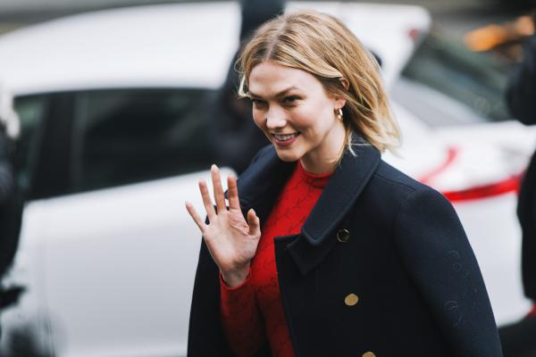 אחיין לאיוונקה טראמפ: הדוגמנית הגיורת חובקת ילד